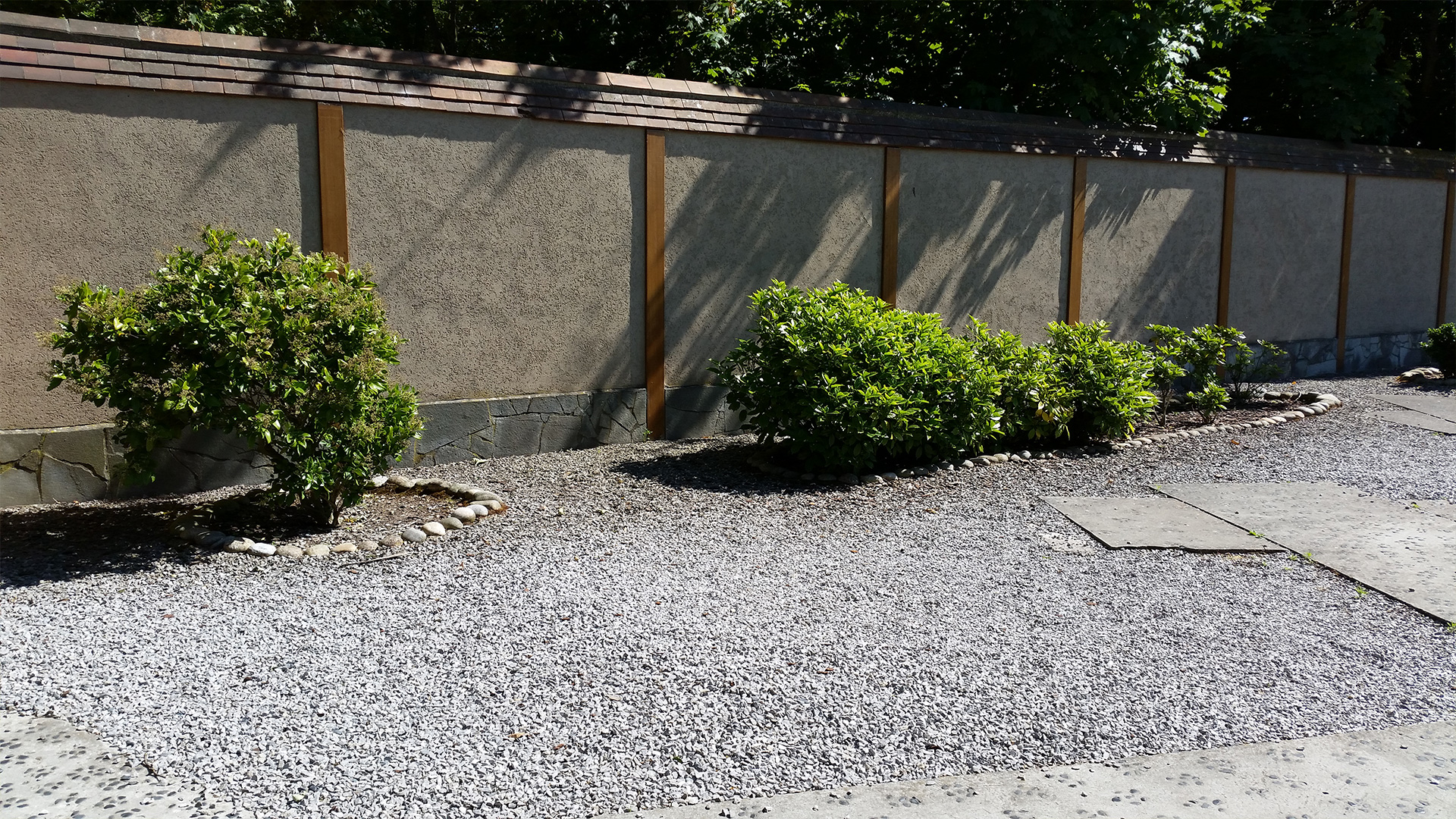 Aggregates range in size and style, also colour and purpose. From small and large gravel and slate options to bark, wood chippings and also children's play bark. All of these materials are screened, prepared and provided by Stoneworld Paving to meet your own unique requirements.